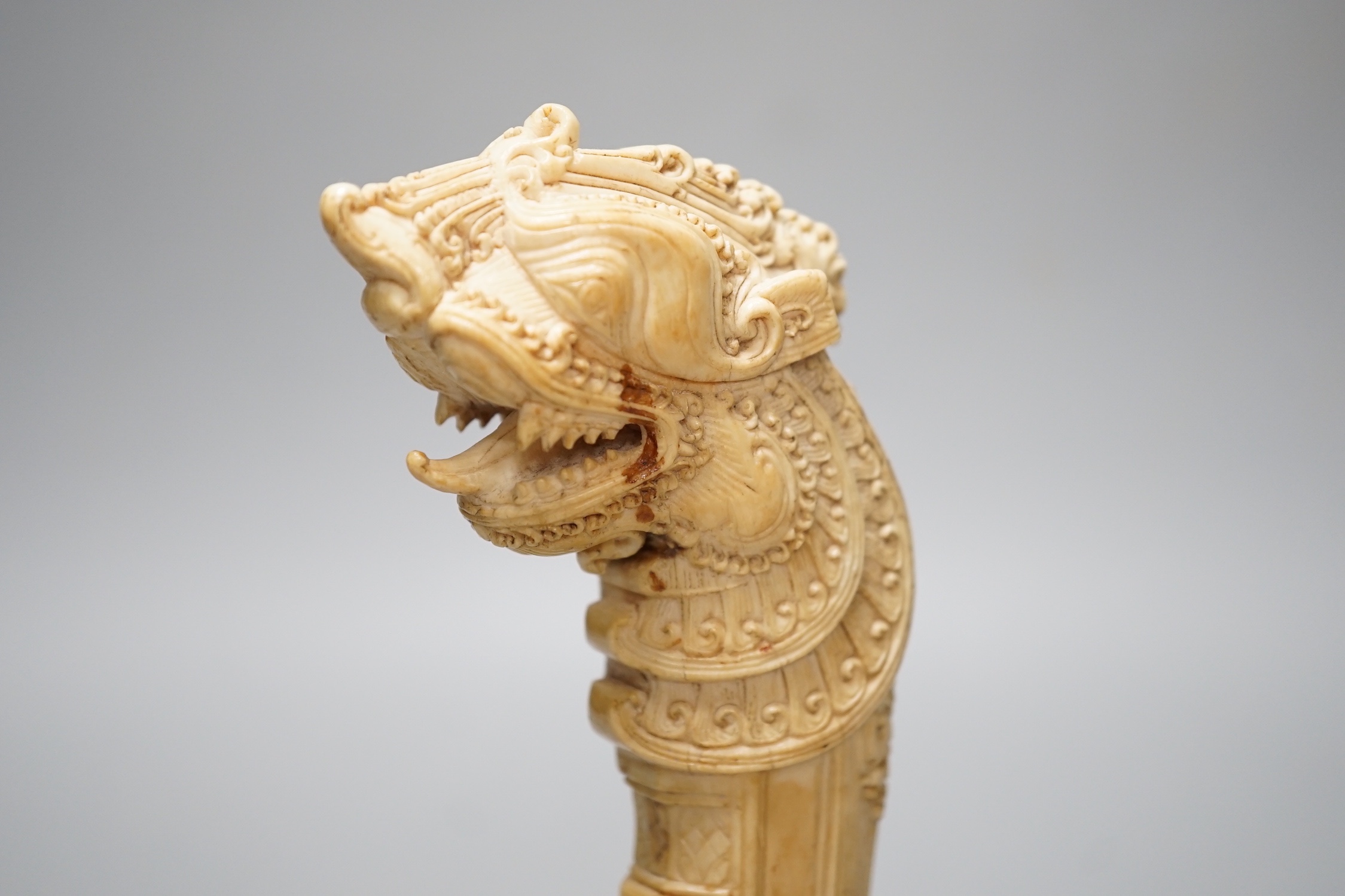 A dagger hilt carved in ivory from Sri Lanka, 17th / 18th century and it is 13cm high.